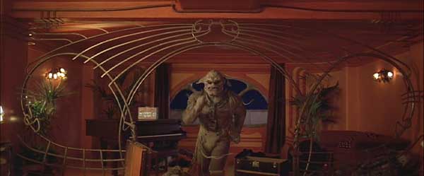 The Fifth Element: A Mangalore warrior in the Diva Plavalaguna's room in Fhlostin Paradise.