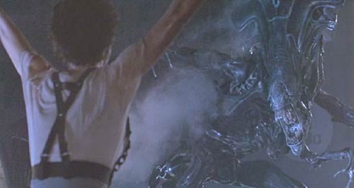 Aliens: Ripley draws the queen's attention to protect Newt.