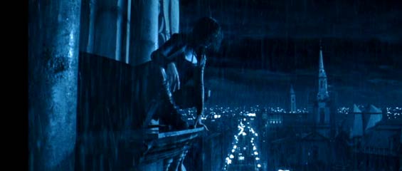 Underworld: Selene (Kate Beckinsale) perched above the city.