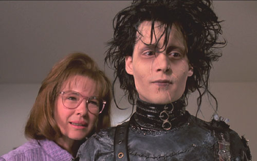 Edward Scissorhands: Peg proudly shows her family pictures to Edward.