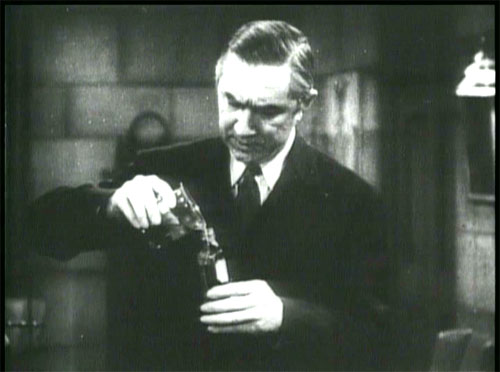 The Devil Bat: The second part of the plan! Carruthers incorporates a scent that drives the bat to attack into a shaving lotion he's invented.